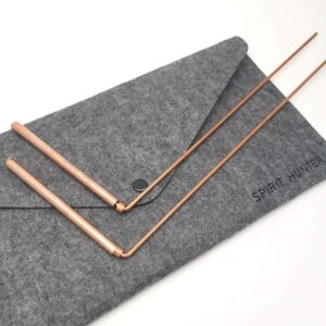 Copper reusable drinking straws with a gray felt carrying pouch.