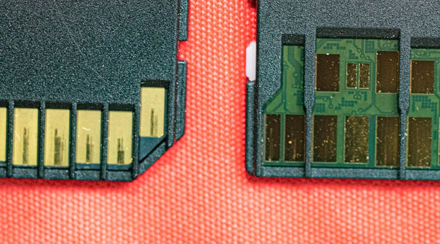 Rear contacts of UHS-I and UHS-II SD memory cards side by side